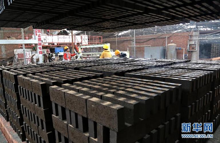 10月23日,工人在河北省青龙满族自治县木头凳镇新型建材公司